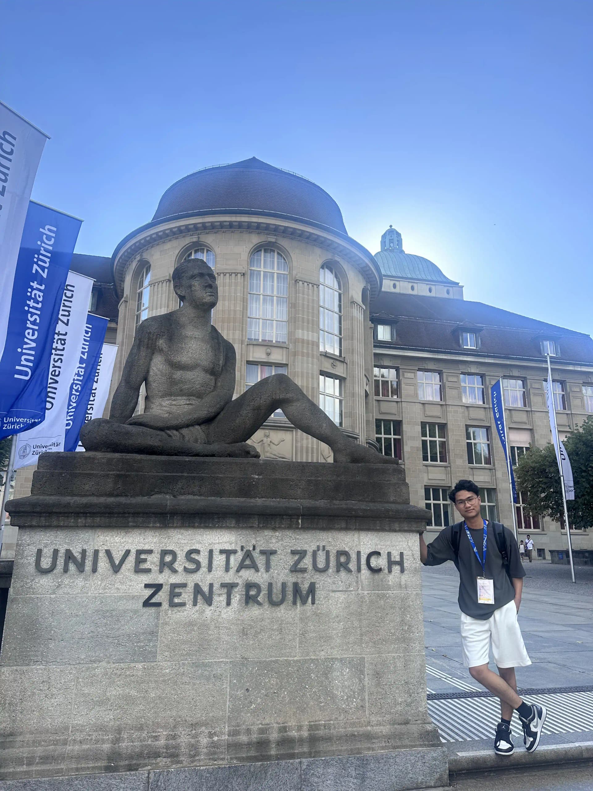 Ranaufal Muha Photo in front of Universitat Zurich Zentrum